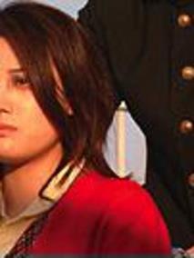 蹴る女