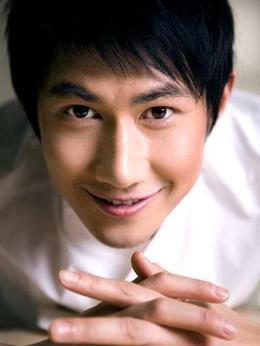 周康安（何明翰饰演）